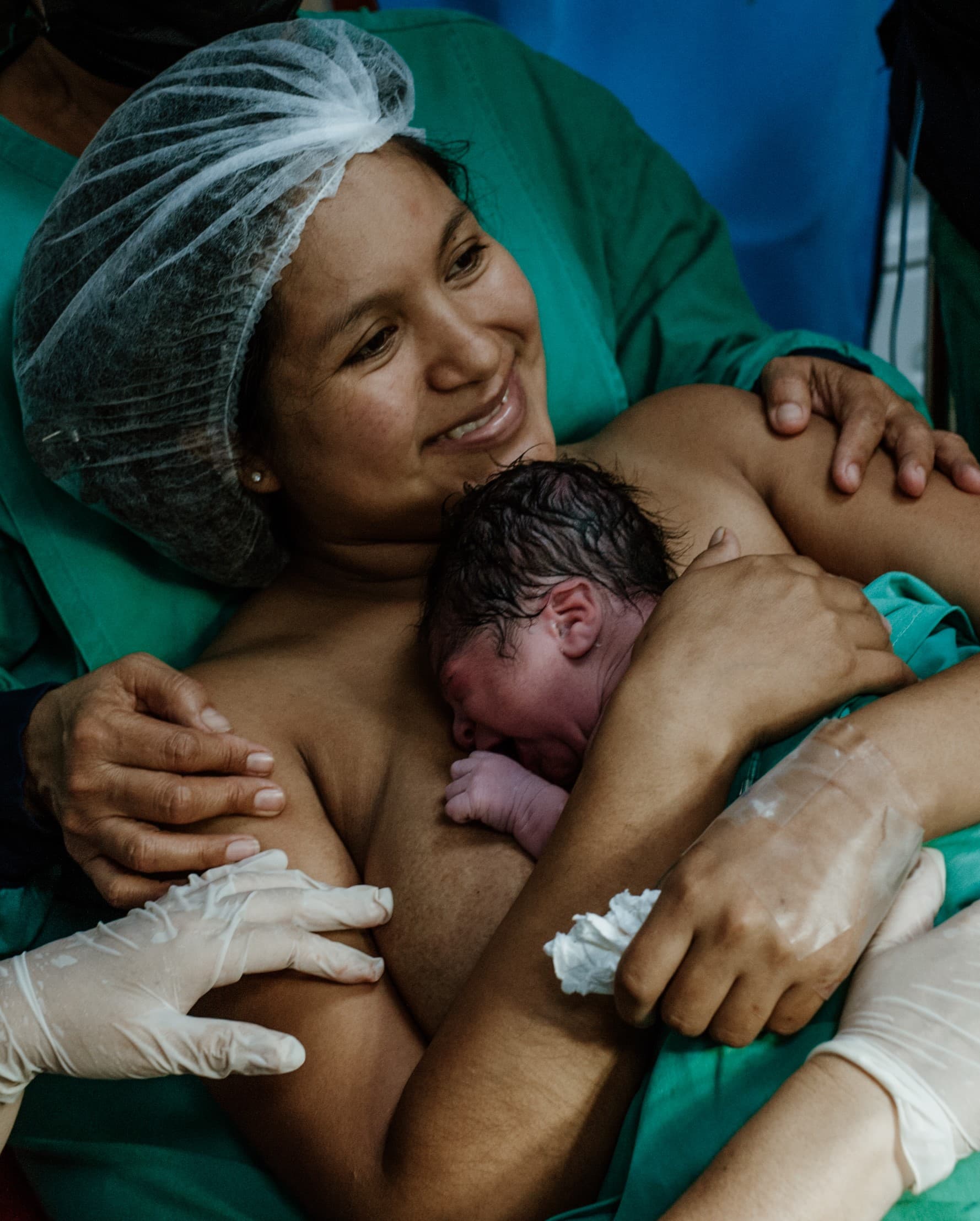 Mamá NeoSer con su bebé recién nacido tras parto humanizado