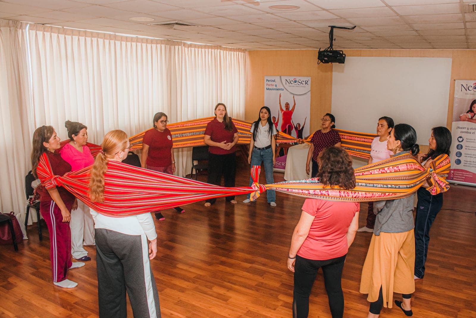 Taller presencial de rebozo con obstetras — NeoSer, Chiclayo 2025